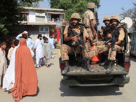A Pakistan Army QRF on patrol.