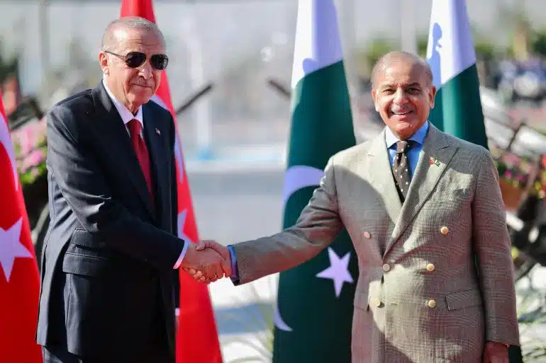 shehbaz shareef welcoming tayab erdagon Shehbaz Shareef greeting with Tayyip Erdoğan