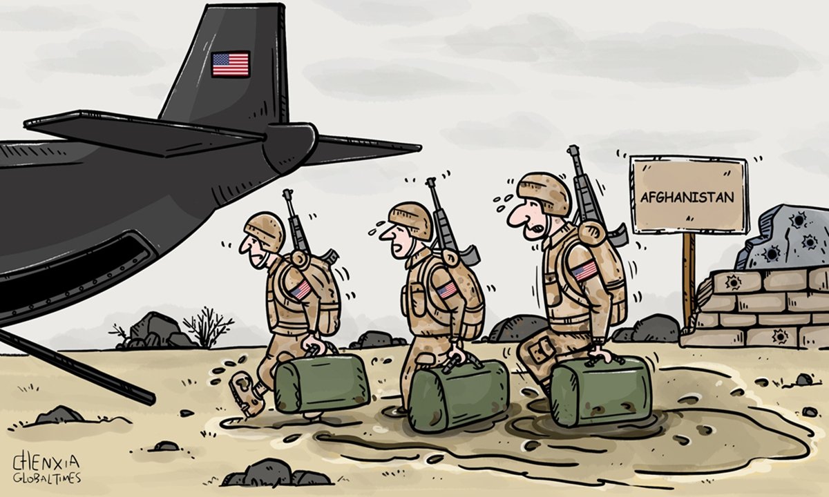 US-army with riffles taking his backpacks toward US plane