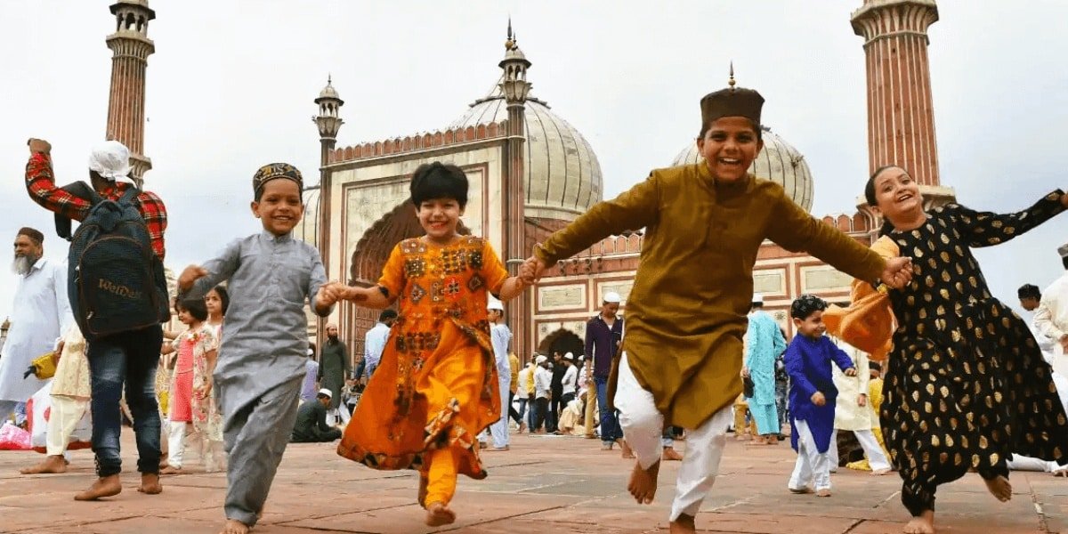 Children celebrating Eid in Badshahi Mosque Lahore
