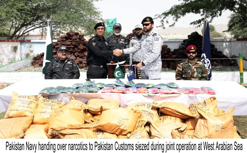 Pakistan Navy handing narcotics to Pakistan Customs