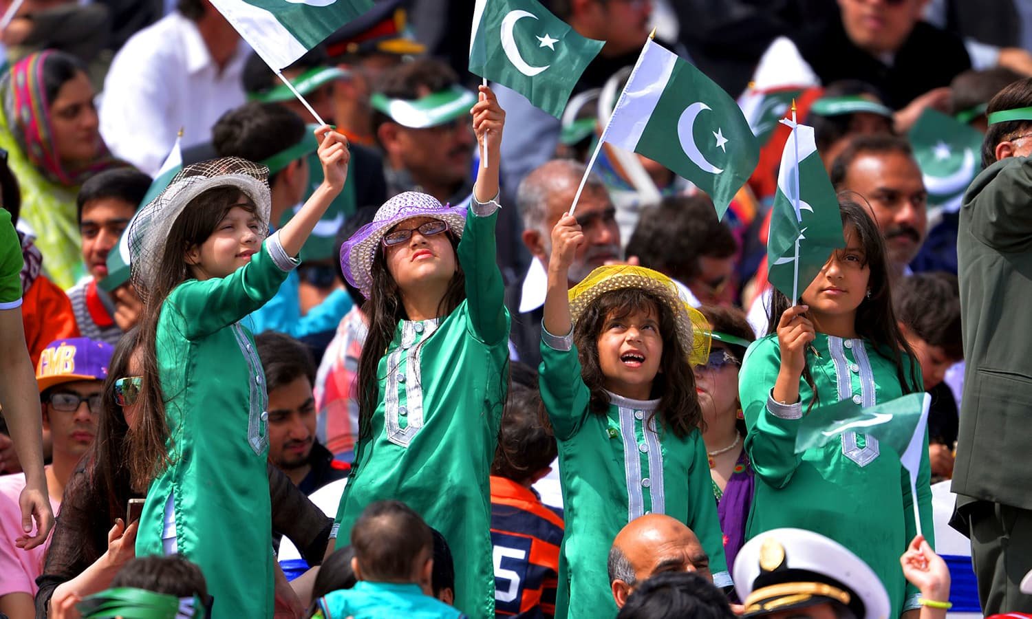 Pakistani children celebrating independence day
