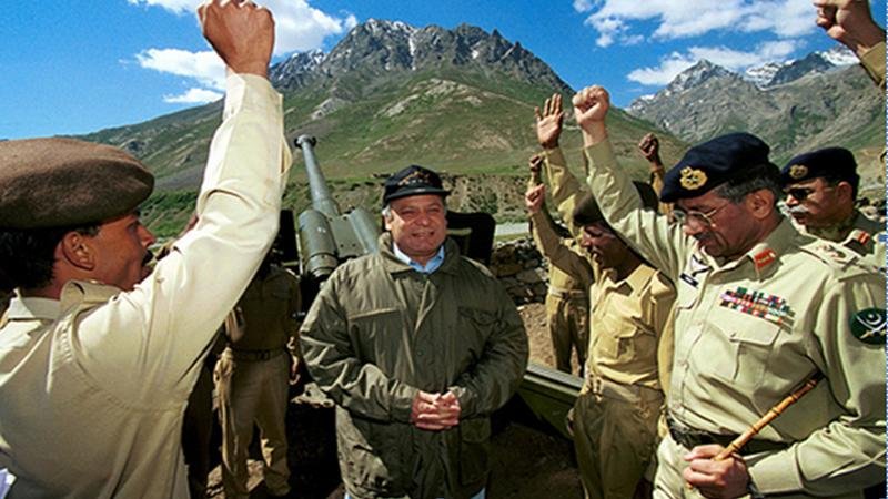 PM Nawaz Sharif at forward areas during Kargil war 1999.