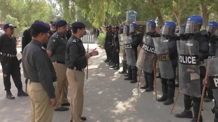 Sindh senior police officials address the newly formed Anti-Riot Force in Karachi, Sindh Province. 