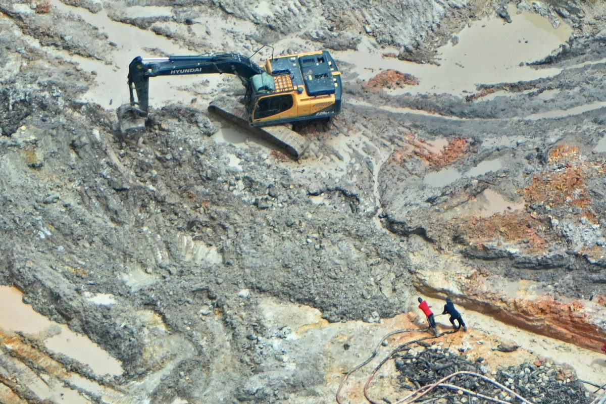 The Indus River in Pakistan is being extensively disturbed by unregulated mining of the river’s bed (‘placer mining’) for gold.