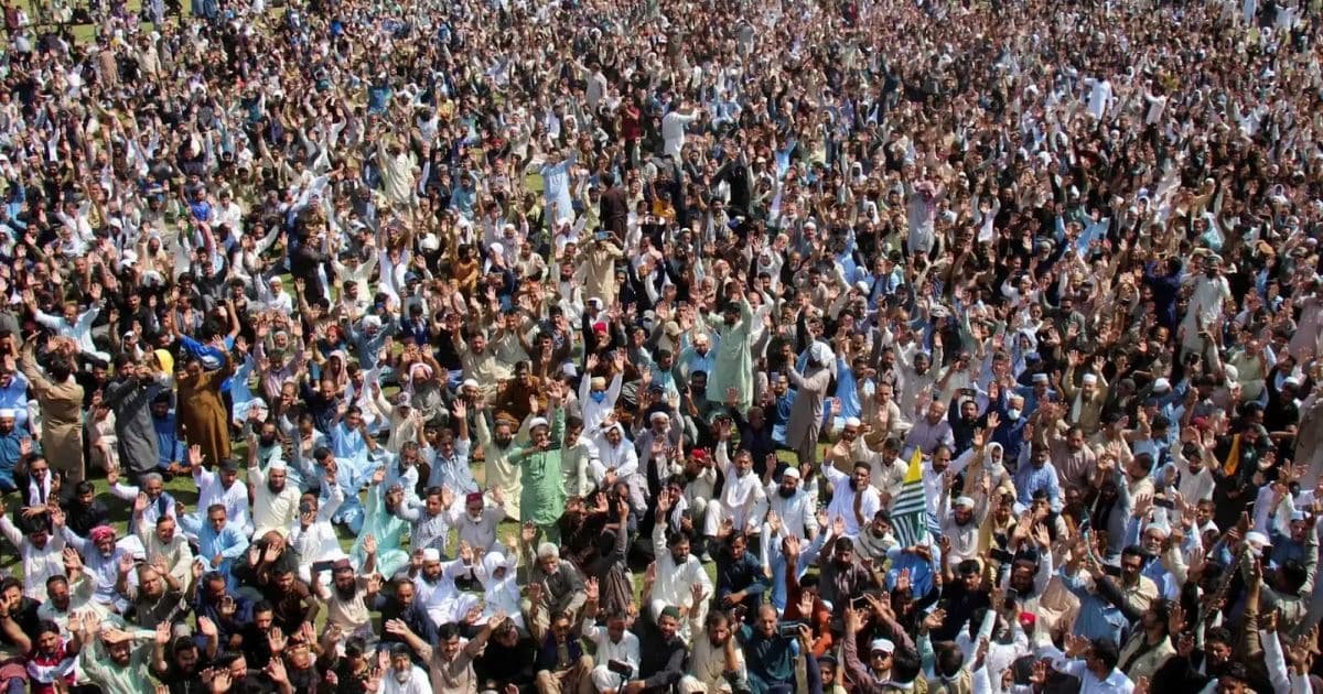 Communication Blackout Paralyzes AJK as Talks Begin to Ease Crisis