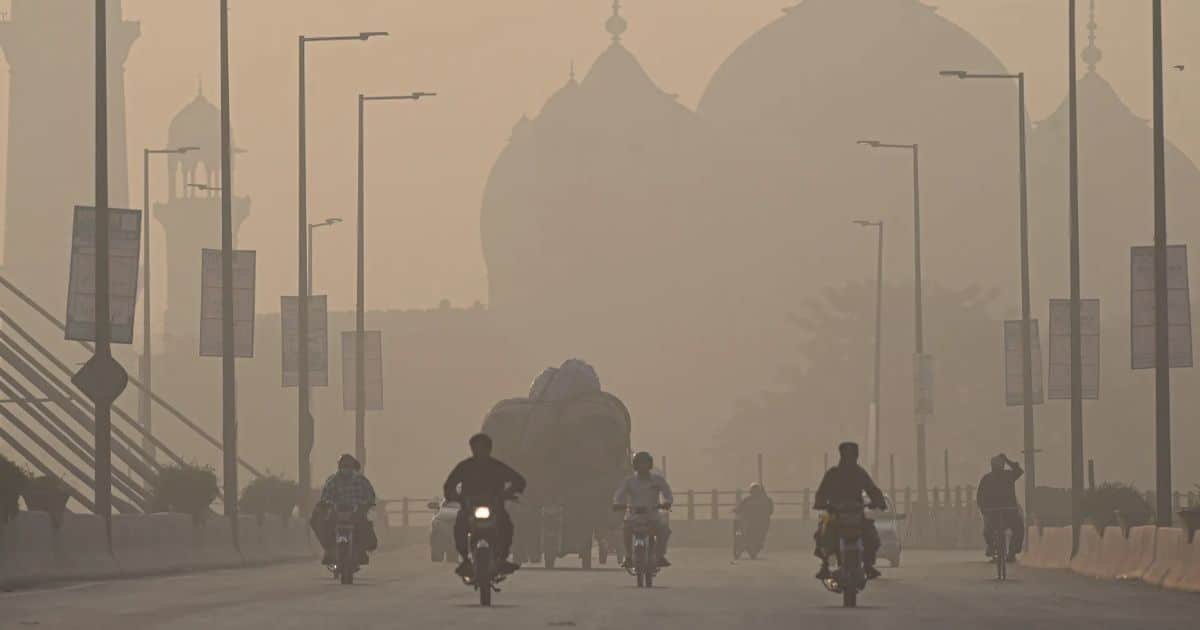Lahore’s air quality deteriorates sharply, AQI peaks at 386