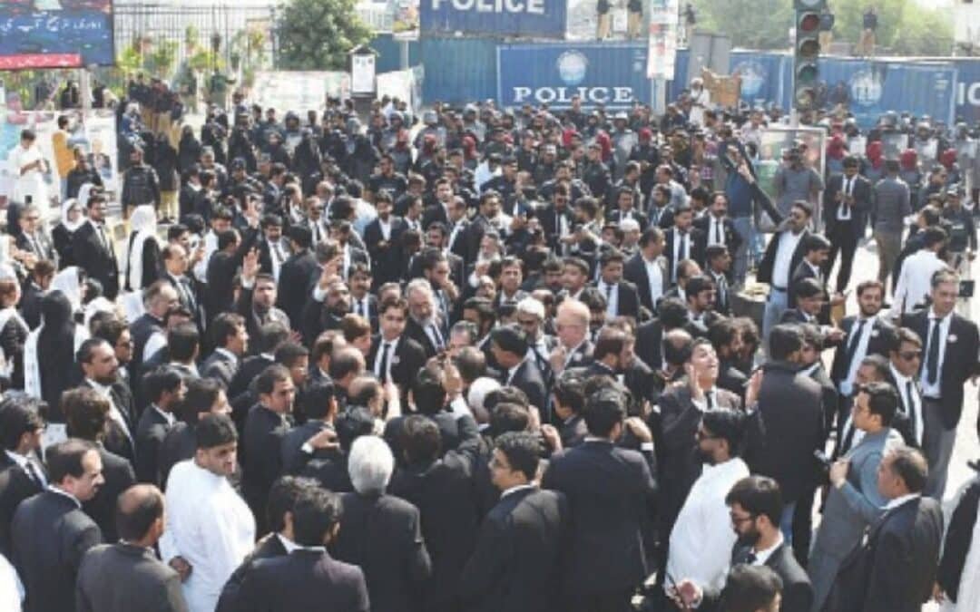Lawyers in Karachi Protest for Protection of Karoonjhar Hills, Demand Withdrawal of Sindh Govt Appeal