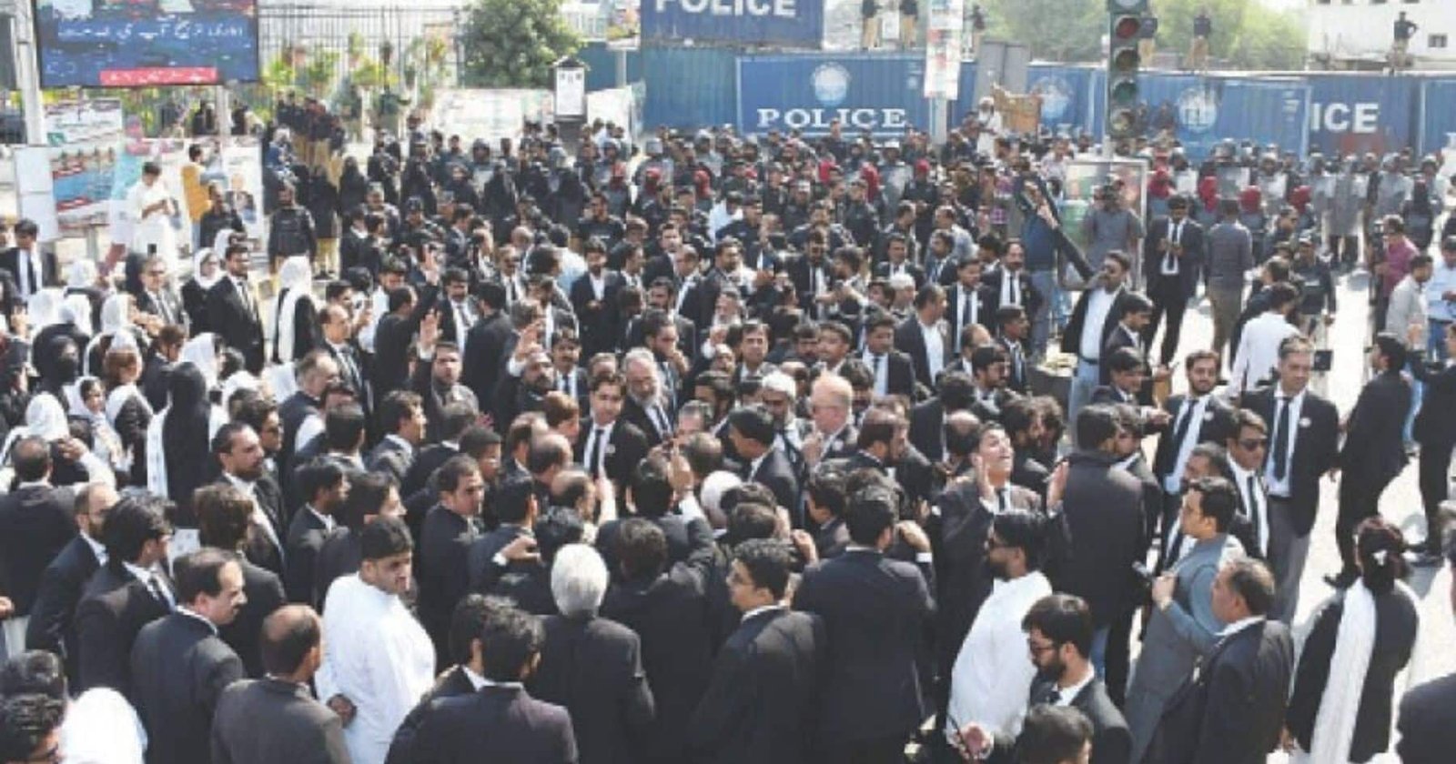 Lawyers in Karachi Protest for Protection of Karoonjhar Hills, Demand Withdrawal of Sindh Govt Appeal