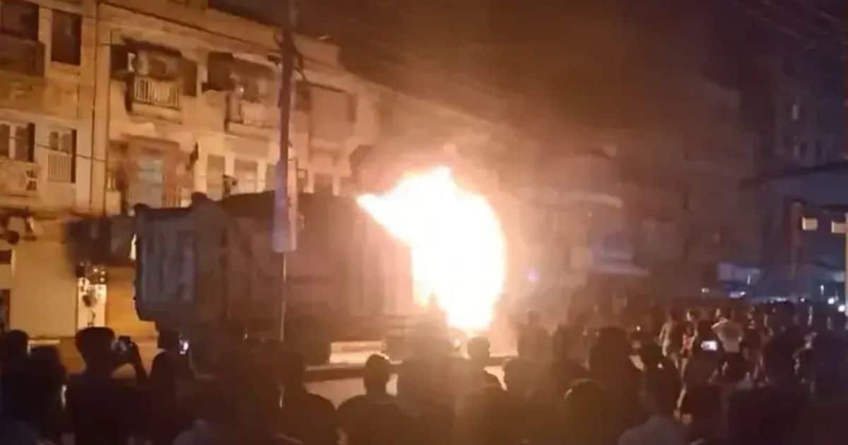 Man Arrested for Firing on Protesters After Fatal Dumper Truck Accident in Karachi Man Arrested for Firing on Protesters After Fatal Dumper Truck Accident in Karachi