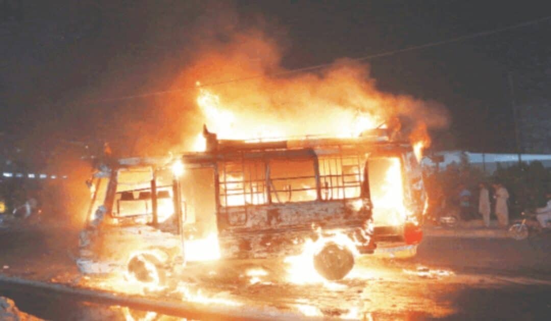 Mob Torches Minibus After Fatal Crash as Karachi’s Traffic Chaos Worsens