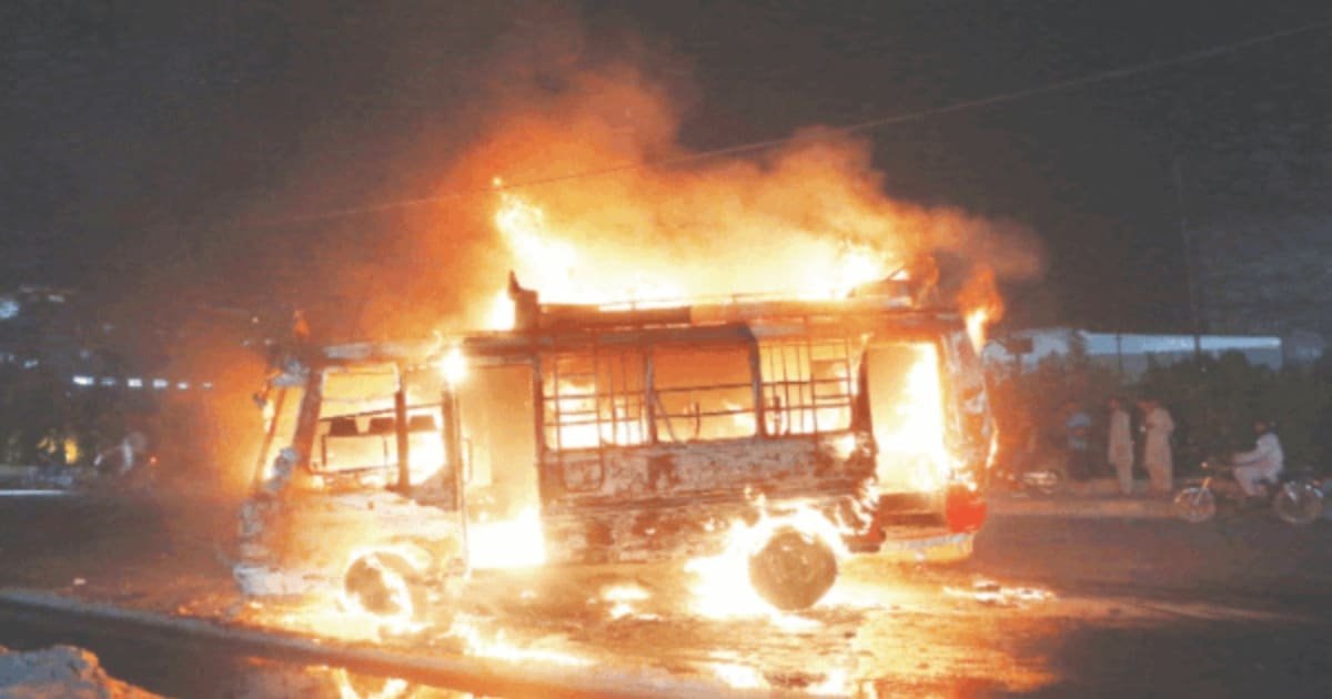 Mob Torches Minibus After Fatal Crash as Karachi’s Traffic Chaos Worsens