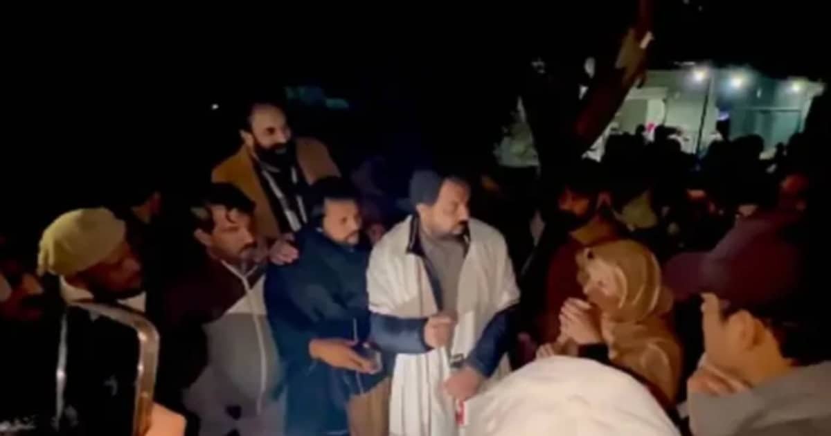 Imran’s sisters, PTI workers stage sit-in near Adiala jail after being barred from meeting him Imran’s sisters, PTI workers stage sit-in near Adiala jail after being barred from meeting him