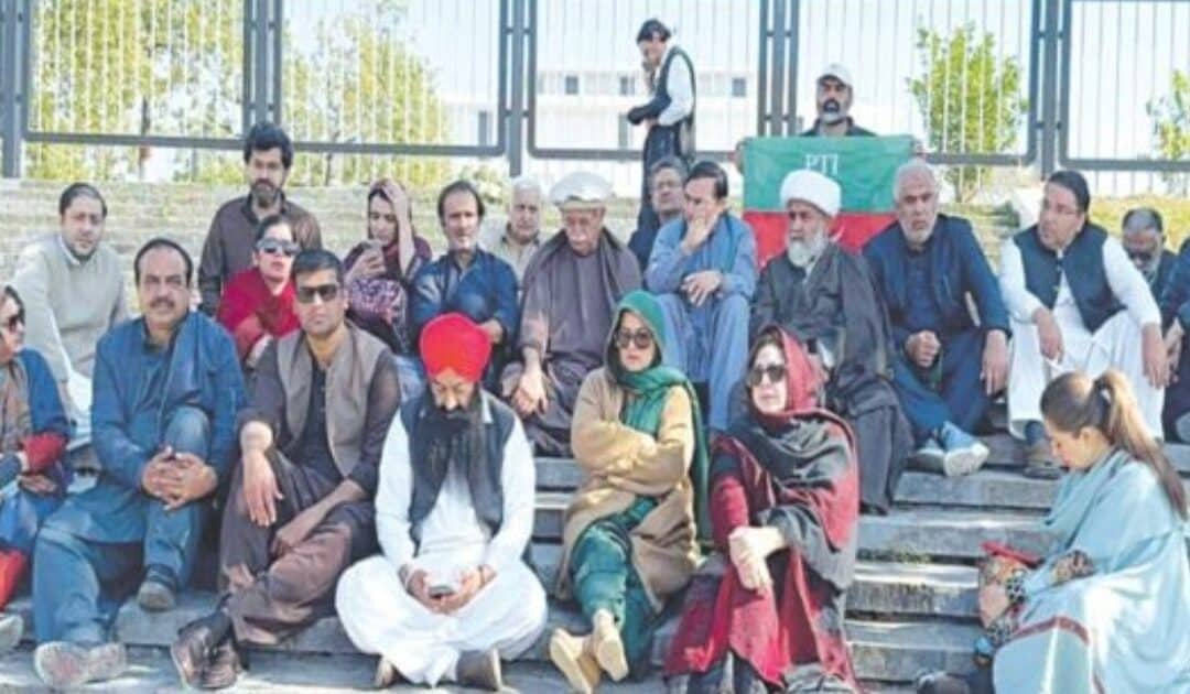 Five-Doctor Team Examines Imran Khan’s Health in Jail