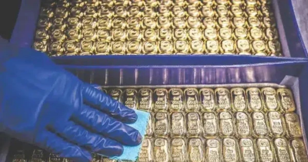 Gold and Silver Plunge as Dollar Finds New Lease of Life