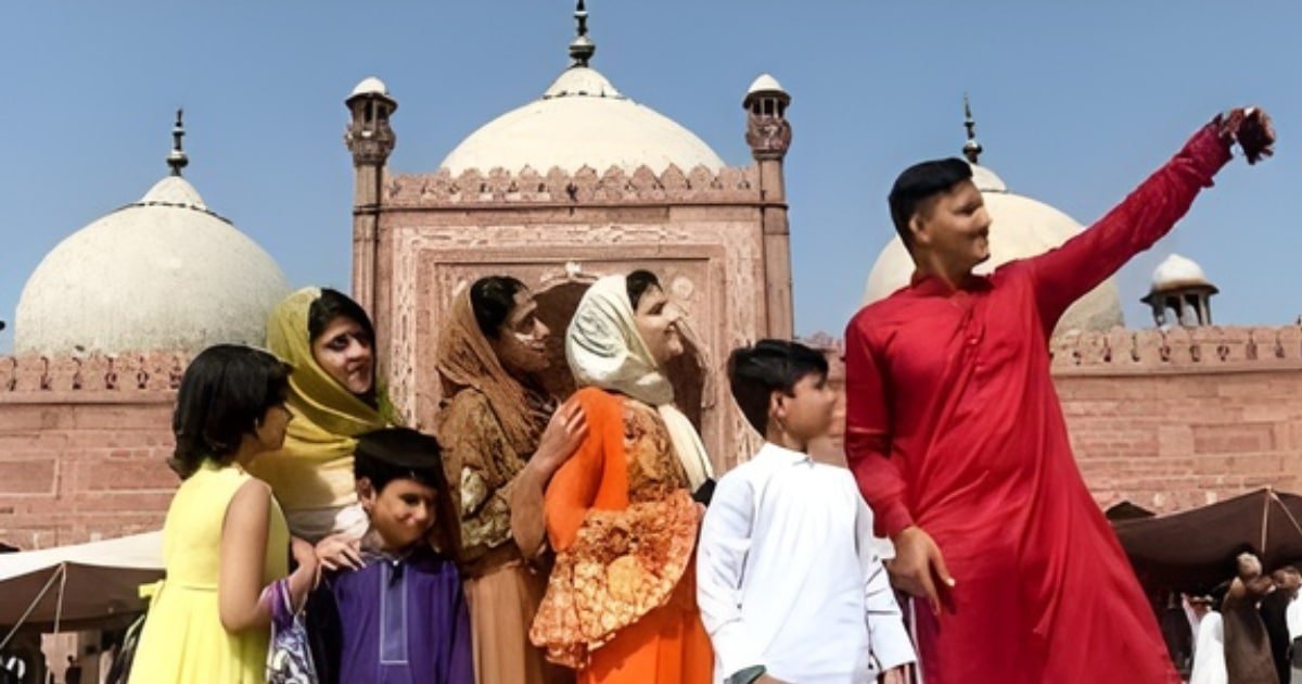 Pakistanis Joyfully Celebrate Eid ul Fitr Today with Prayers and Family Gatherings
