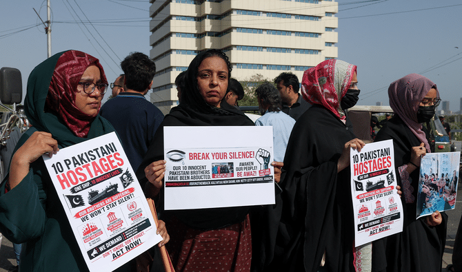 Families of Pakistani sailors held by Somali pirates beg for help
