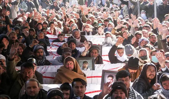 Families of Martyred Policemen Call Off Quetta Sit-In After Agreement with Government Families of Martyred Policemen Call Off Quetta Sit-In After Agreement with Government
