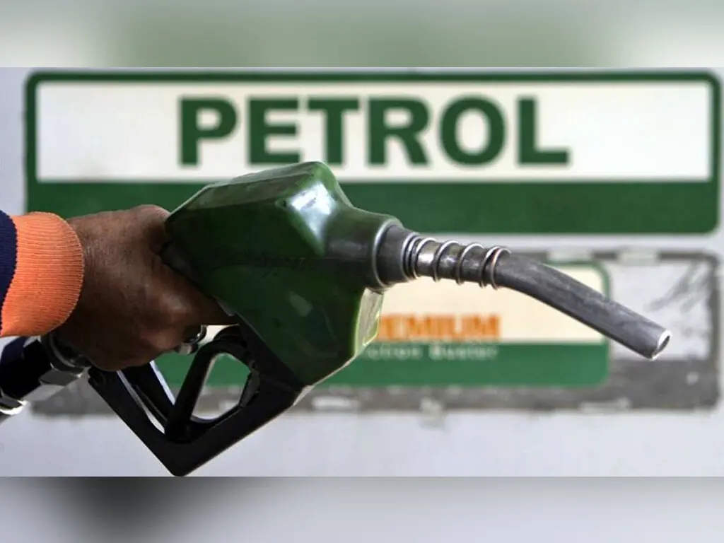 Govt Cuts Petrol by Re1, Raises High-Speed Diesel by Rs3.77 Per Litre Govt Cuts Petrol by Re1, Raises High-Speed Diesel by Rs3.77 Per Litre